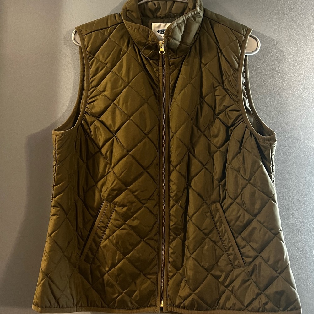3FOR$10 Dark green vest size Large.